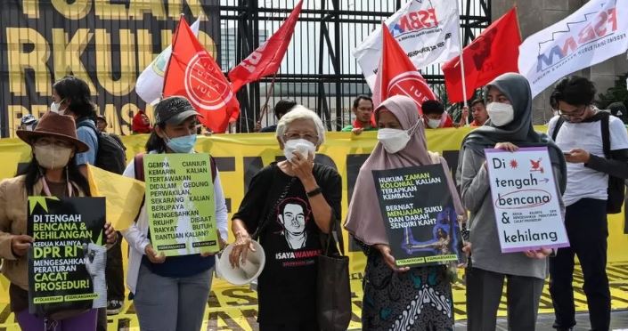 Indonezia miraton kodin penal që ndalon seksin jashtë martesor