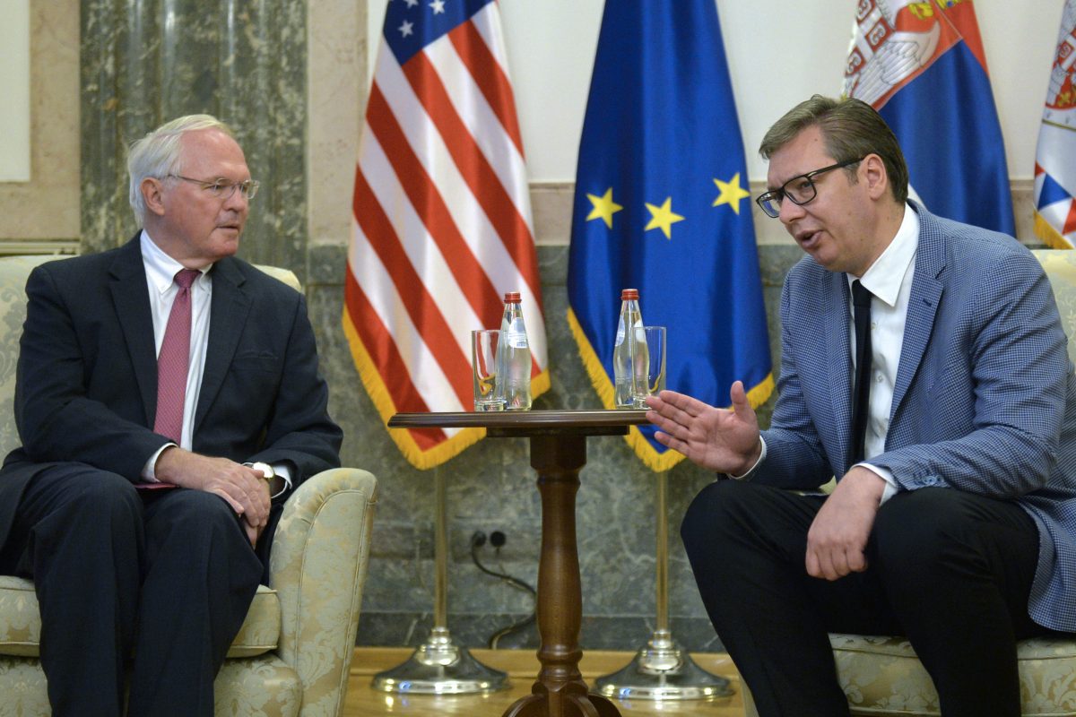 Vuçiq diskuton me Hillin për situatën në Kosovë
