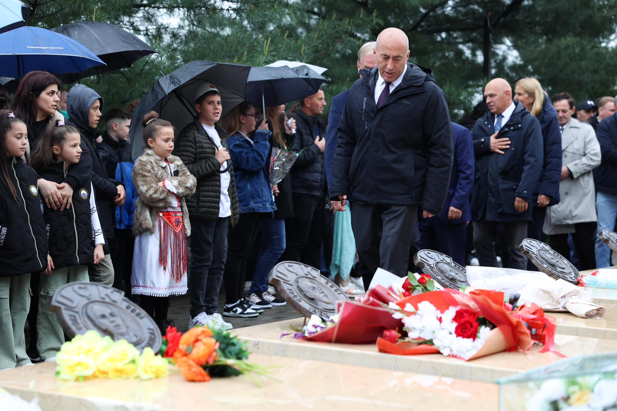 Haradinaj bën homazhe në Sllup  Hereq dhe Dujakë