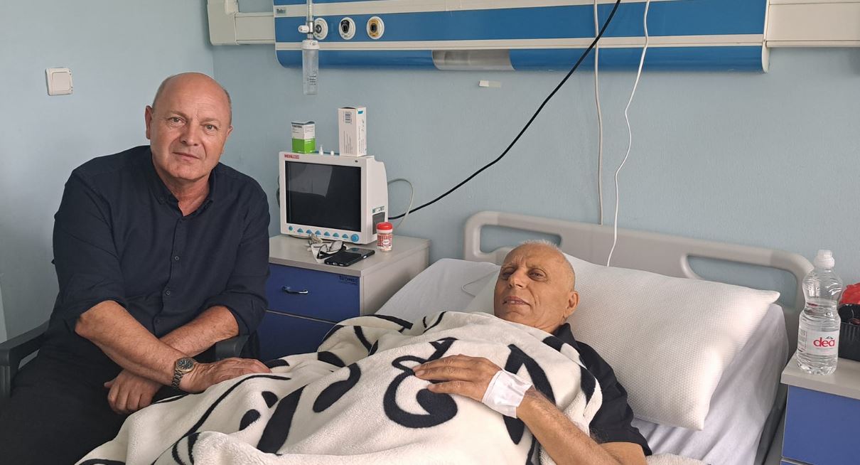 Ish luftëtari i UÇK së  Isa Xhemajlaj viziton në spital bashkëluftëtarin Fadil Xhekaj