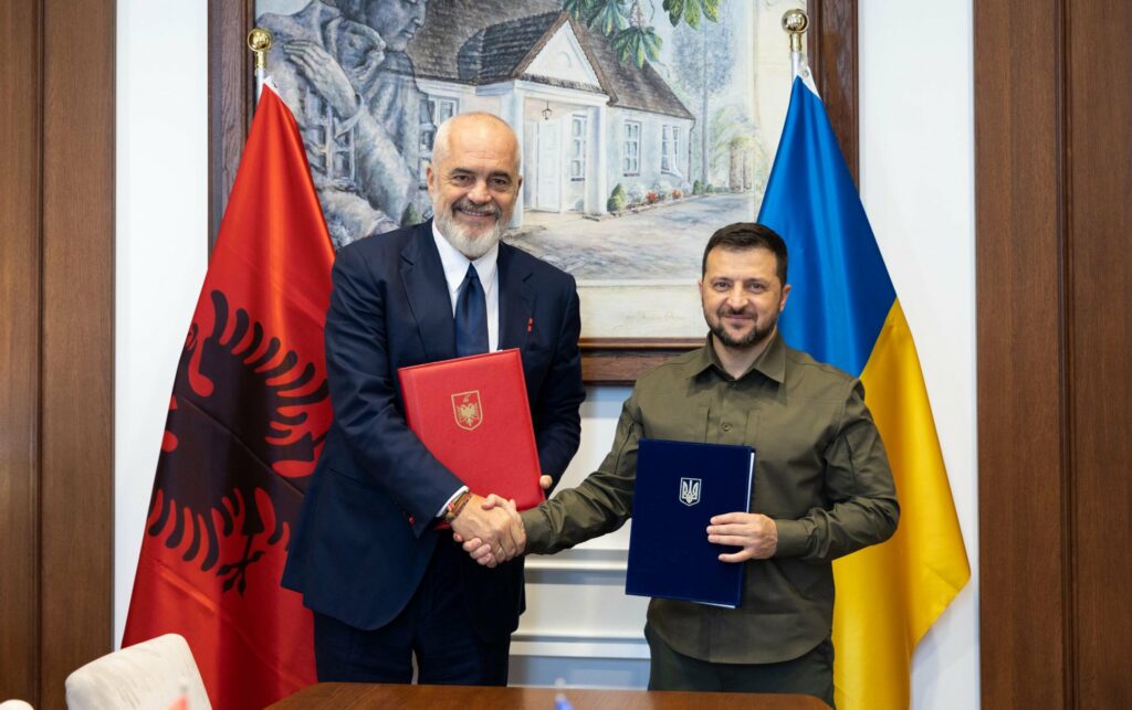 Zelensky shkarkon ambasadorët në Shqipëri  Kroaci dhe Mal të Zi