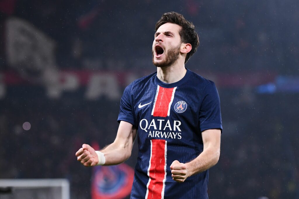 PSG ja synon ta  blindojë  Kvaratskhelian para ceremonisë së  Topit të Artë 