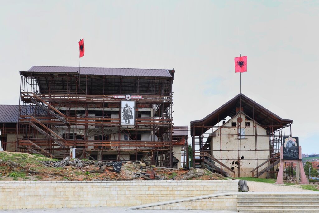 Prokuroria Speciale njofton dorëzimin e aktakuzës për krime lufte në lagjen e Jasharëve në Prekaz