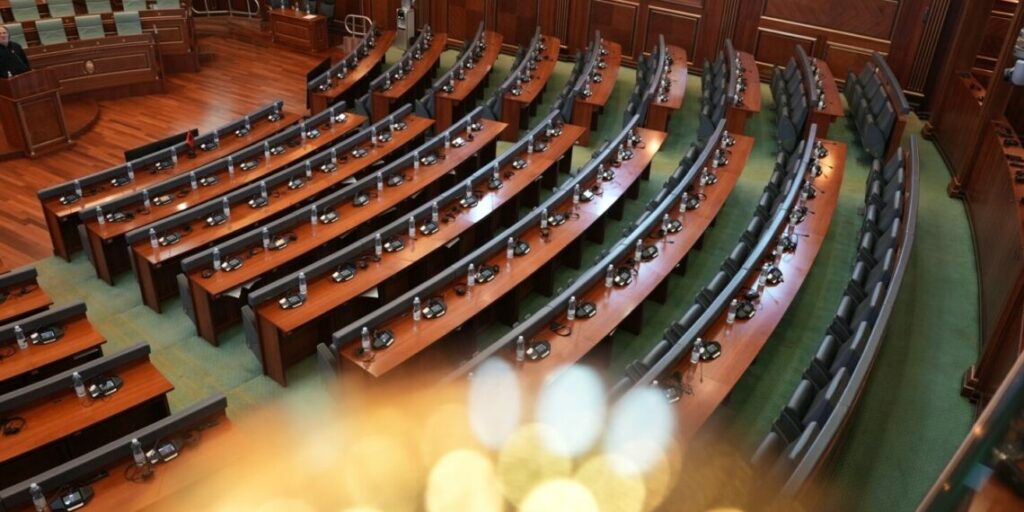 bllokada-ne-kuvend-rrezikon-fatin-e-marreveshjeve-nderkombetare-121-milioneshe