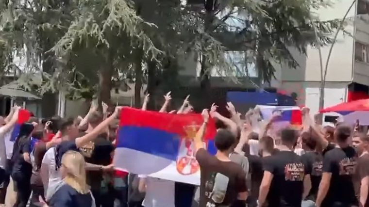 Sveçla  Maturantët në veri bënë thirrje shoviniste dhe ngritën tre gishtat  Video 