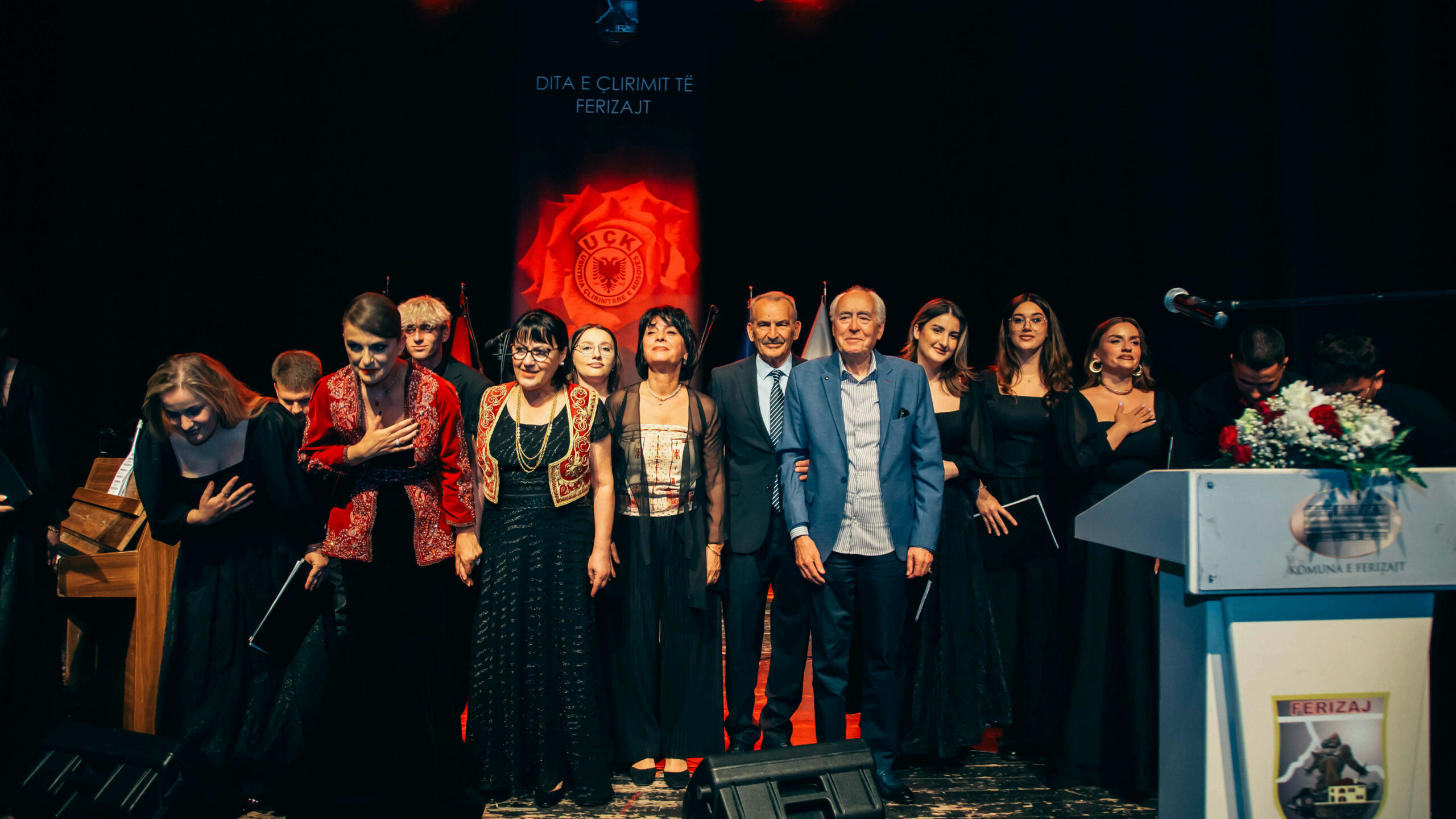 Koncerti  KËNGË LIRIE  i Besiana Mehmedit me miqtë shënoi 26 vjetorin e çlirimit të Ferizajit
