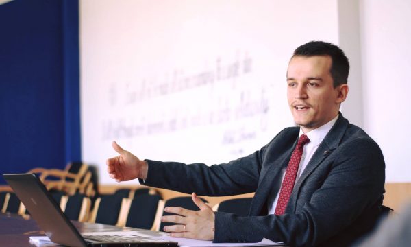 Cakolli pyet  Në çfarë cilësie paguhen  tash e tre muaj  36  përfaqësuesit  tjerë të Lëvizjes Vetëvendosje në Kuvend 