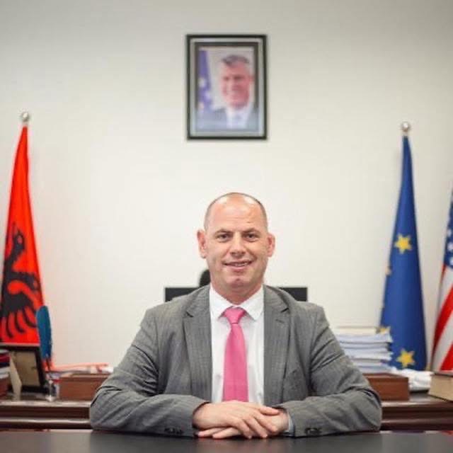 Lladrovci godet profilet e rreme që sulmojnë atë  Nuk ka bir nane që më largon nga PDK 