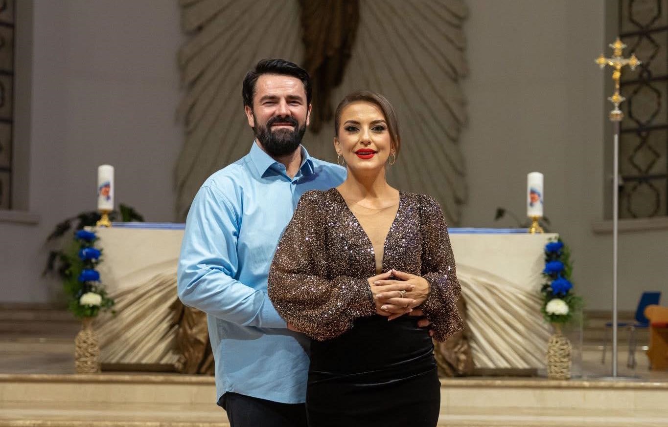 Një sukses historik  1500 spektatorë në koncertin për ditëlindjen e Nënës Terezë shfaqur nga Besiana Mehmedit  Shkodran Tolaj