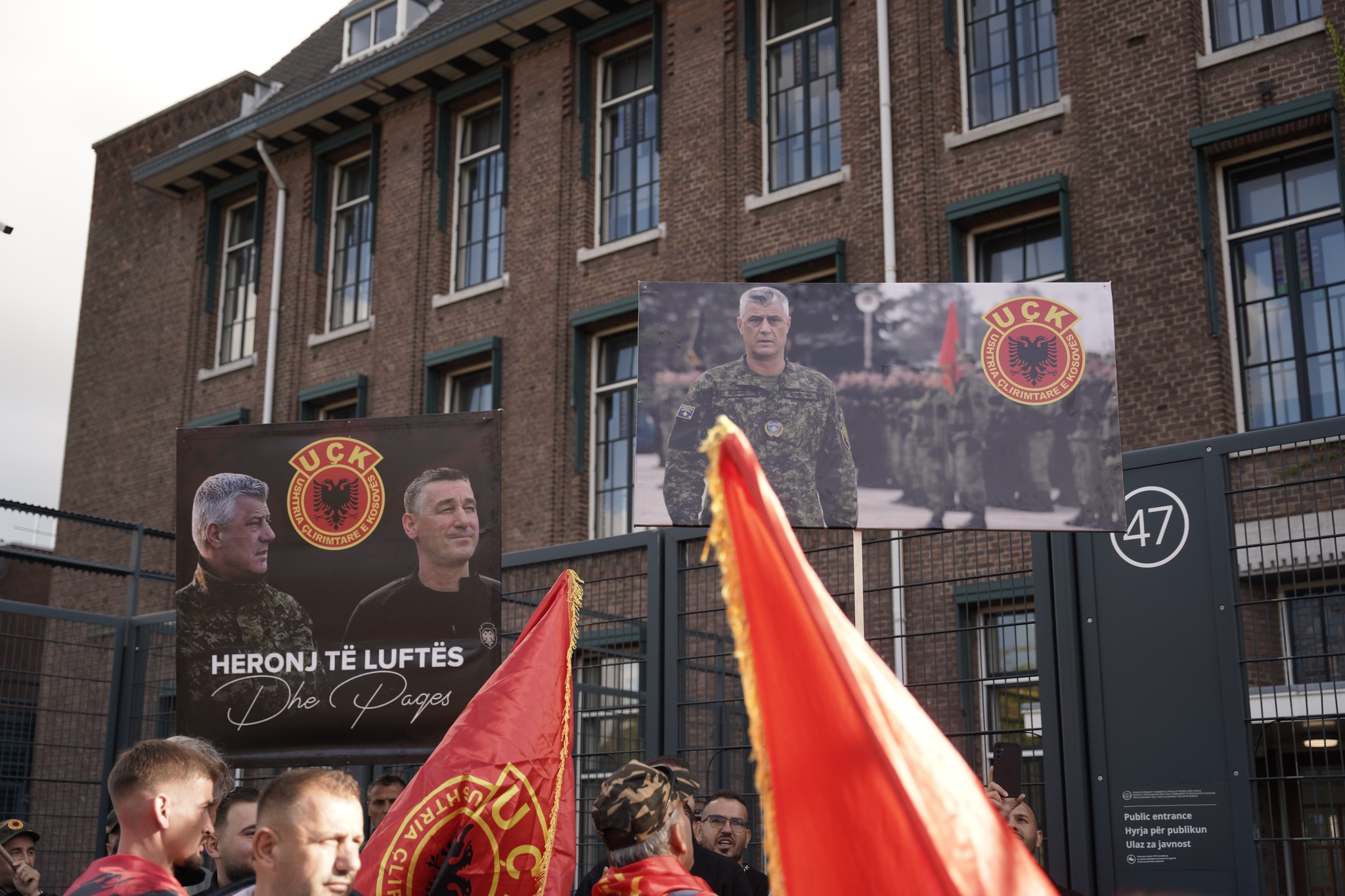Pamje nga protesta ku kërkohet liri për çlirimtarët në Hagë