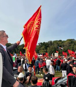 Sali Bislimi me flamurin e UÇK-së 