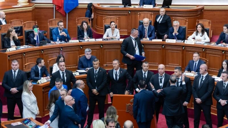 Mes tensioneve  votohet programi dhe përbërja e Qeverisë së re të Shqipërisë