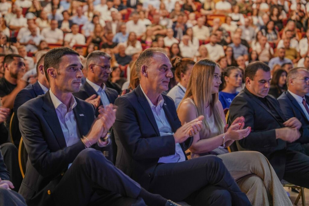 Qiz dostining mushukini yalash