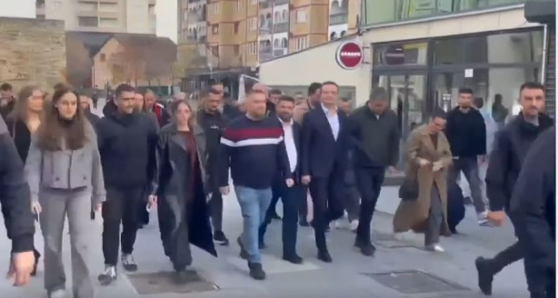 Me 30 veta  Kurti ecën nëpër sheshin e Vushtrrisë me Mehollin dhe Tahirin