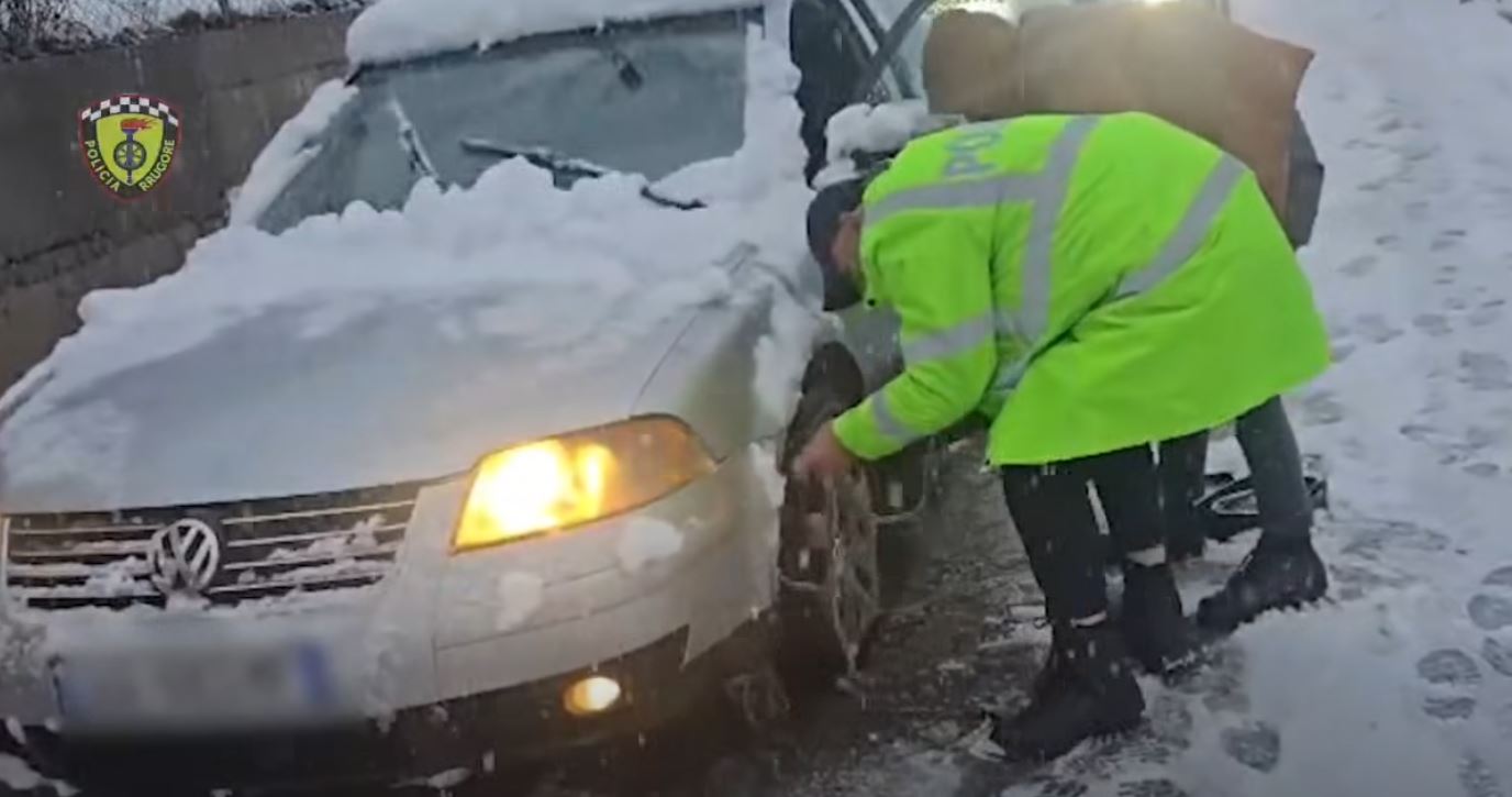 Shi e borë  Policia në Shqipëri u bën apel shoferëve për kujdes në vozitje  VIDEO 