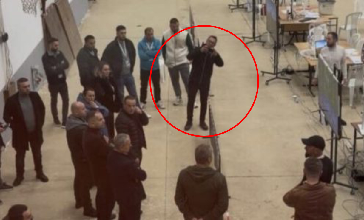 Burri i Albulena Haxhiut me  zanatin  e Sveçlës  fotografon prokurorët në QKN në Mitrovicë