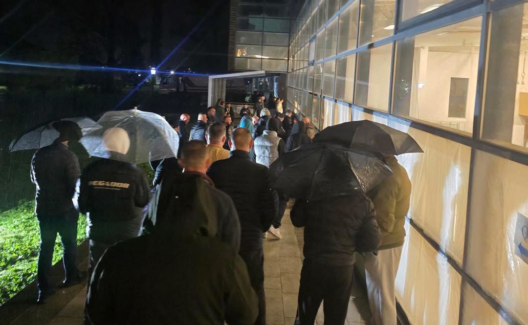 Dhjetëra qytetarë mblidhen para Qendrës së Numërimit në Mitrovicë