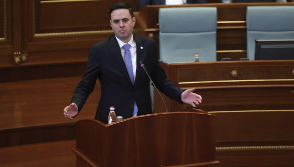 Abdixhiku  Albin Kurti çdo mëngjes zgjohet  sheh dhe krijon kundërshtar