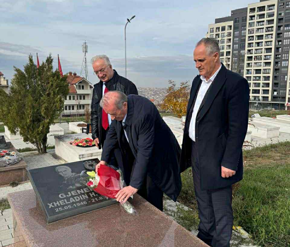 Në përvjetorin e themelit të UÇK-së, tre themeluesit e nderojnë bashkëthemeluesin, Xheladin Gashin - Plakun