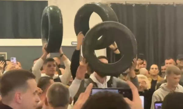 VIDEO   Simpatizantët e VV së i mbesin besnikë gjuhës së Kurtit festojnë me  gomë rezervë 