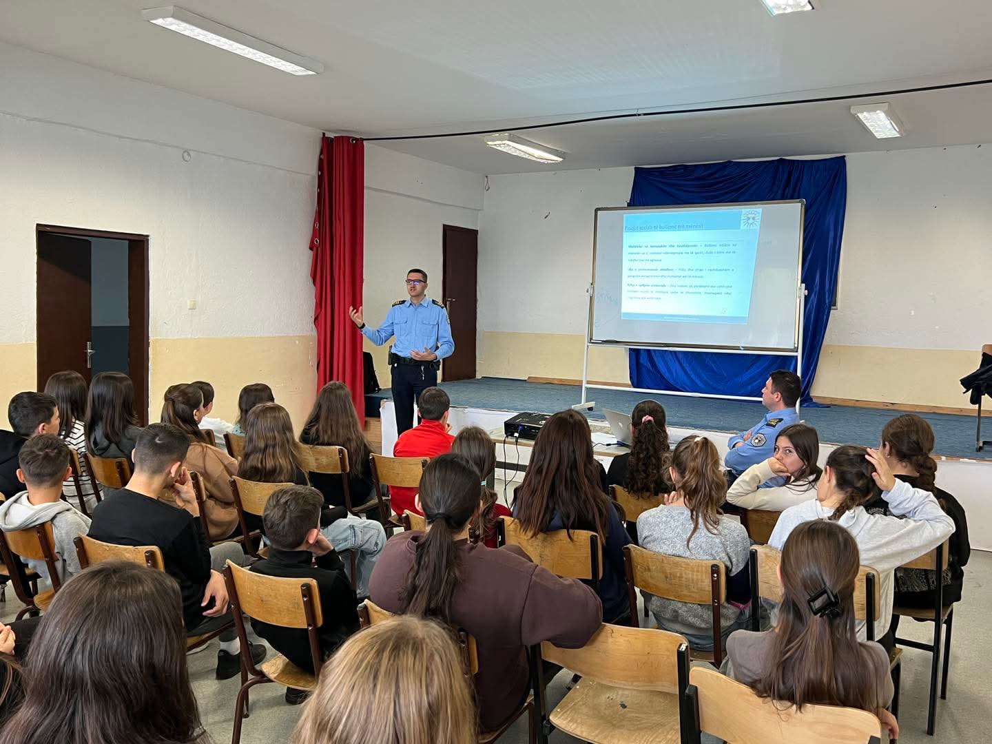 Policia në Mitrovicën e Jugut mban ligjërata në shkolla me temën  Bullizimi në shkollë 