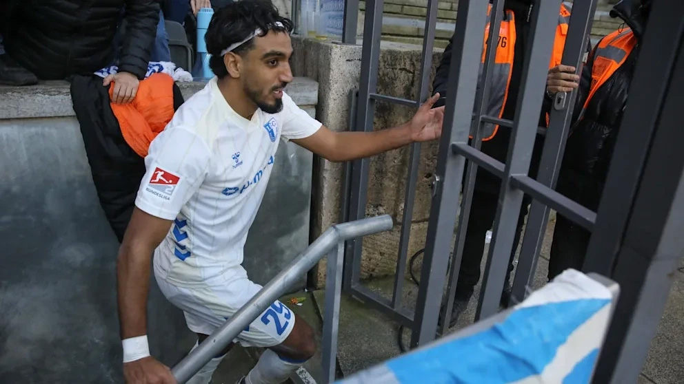 Vrapoi për t i përshëndetur tifozët  futbollisti bie në hendekun prej 2 7 metra të thellë