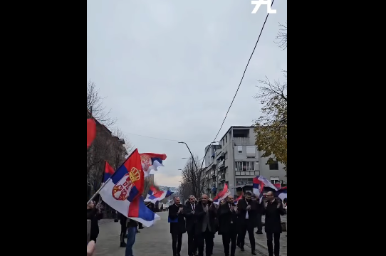 Me flamuj të Serbisë e brohoritma  fitore  fitore   festohet rikthimi i Listës Serbe në Mitrovicë të Veriut