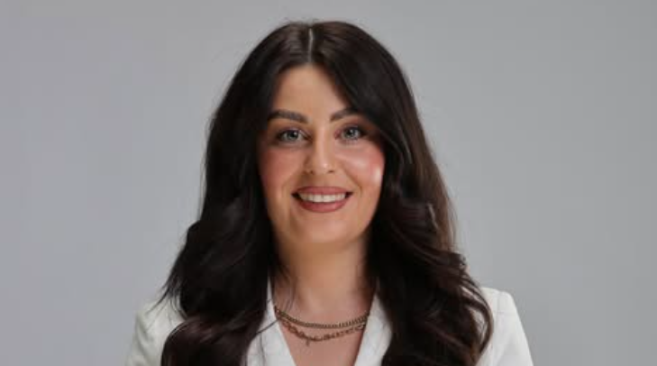 Gazetarja Elmedina Ballazhi i hyn garës për deputete në listën e PDK së  Jam zëri i veteranëve