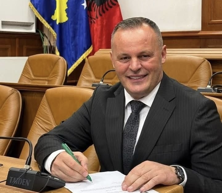 Asambleisti më i votuar në Kosovë  Islam Ukimeri  jep betimin në Kuvendin Komunal të Prizrenit