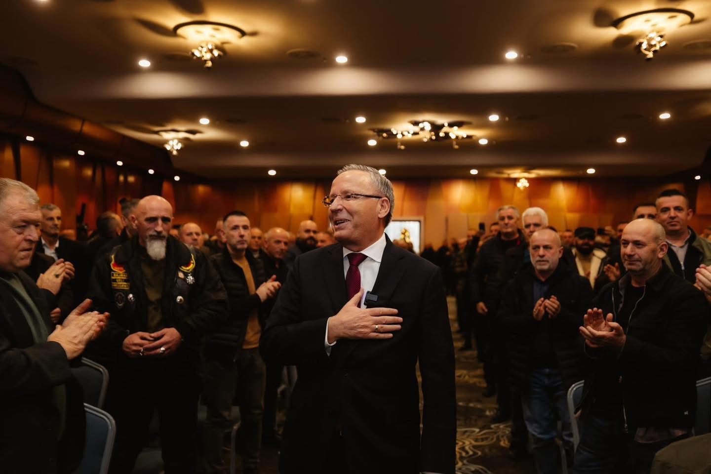 Bedri Hamza në takim me veteranët e UÇK së  U premton 50  rritje për pensionet e kategorive të luftës