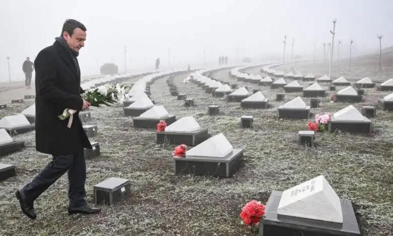 Kurti bën homazhe për Mujë Krasniqin dhe dëshmorët tjerë në Marinë