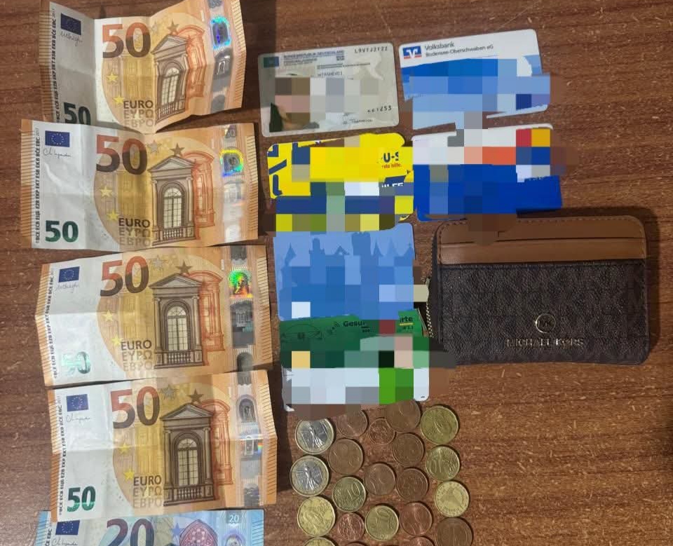 Zyrtarët policorë gjetën një portofol në rrugë  identifikuan pronaren dhe ia kthyen asaj portofolin