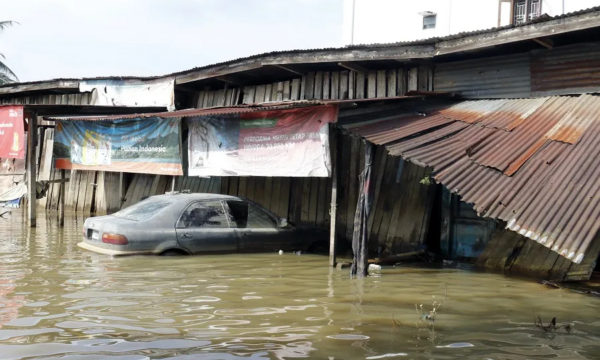 900 të vdekur nga përmbytjet në Indonezi