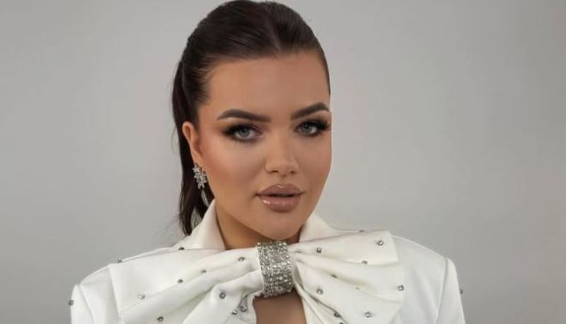 Incident serioz në skenë  Gresa Gashi merr goditje në kokë gjatë shfaqjes