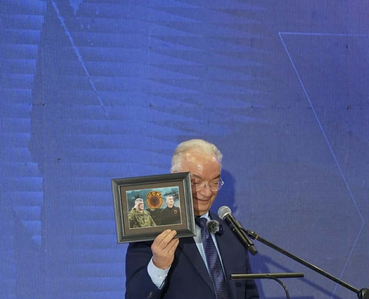 Vajza e ish ushtarit të UÇK së i dhuron Xhavit Halitit në Pejë fotografinë e Thaçit dhe Veselit