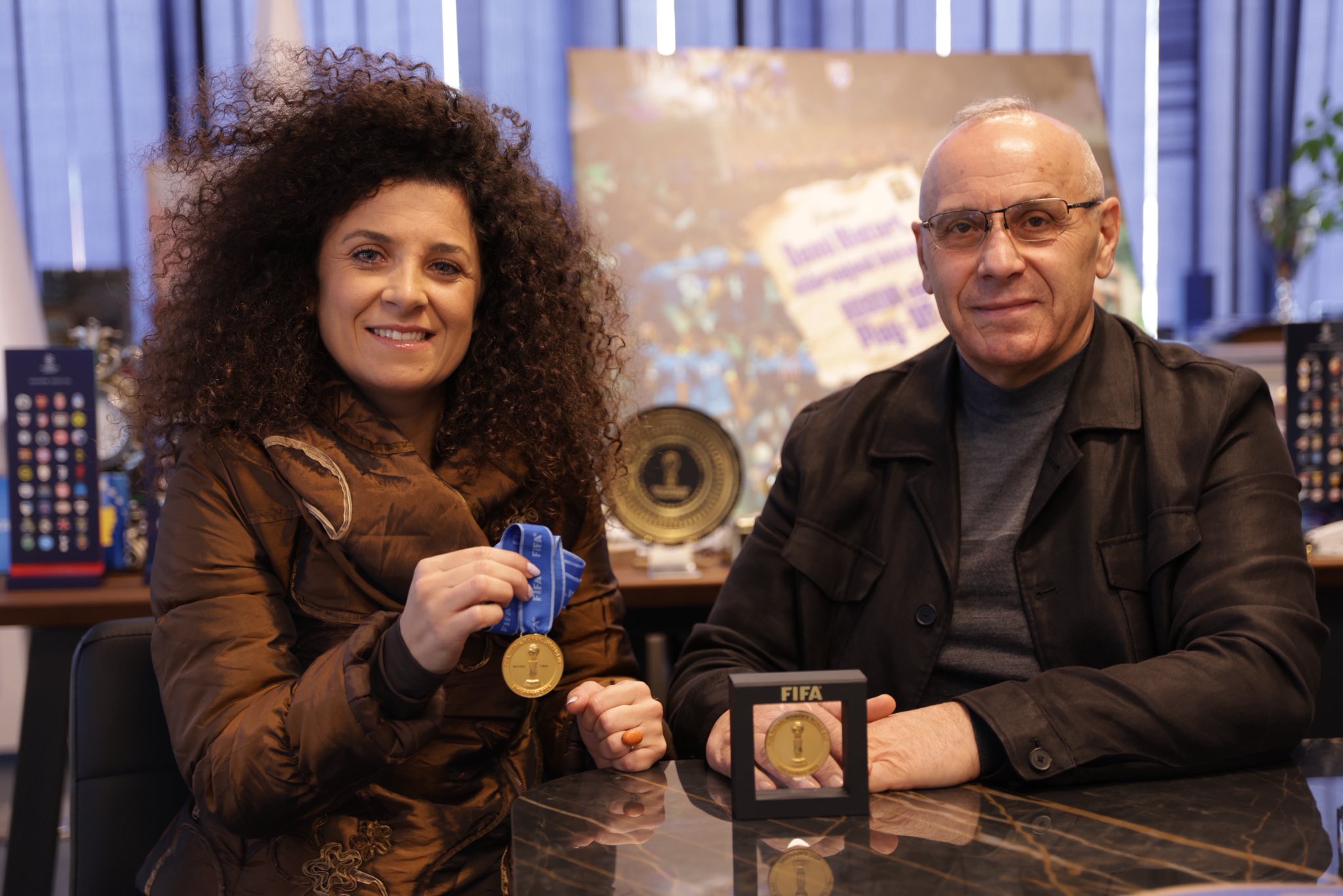 Ademi pret në takim gjyqtaren Florentina Kallaba  e cila ishte pjesë e Kupës së Botës në futsall