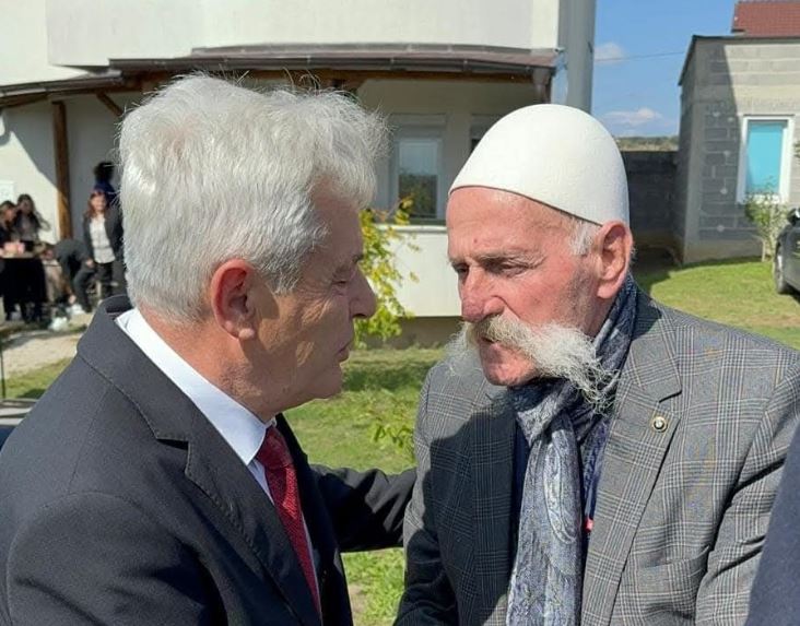Ali Ahmeti uron Rifat Jasharin për ditëlindje  Paç shnetën e shtëpinë plot 