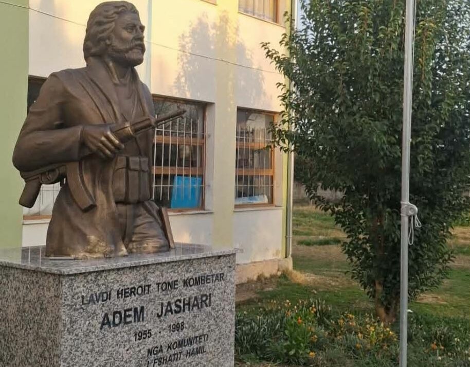 Busti i Adem Jasharit inaugurohet në Hamil të Fierit