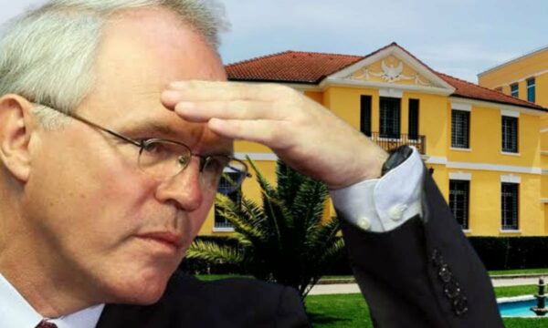 Hill  Ambasada e parë amerikane në Shqipërinë post komuniste  në një dhomë hoteli