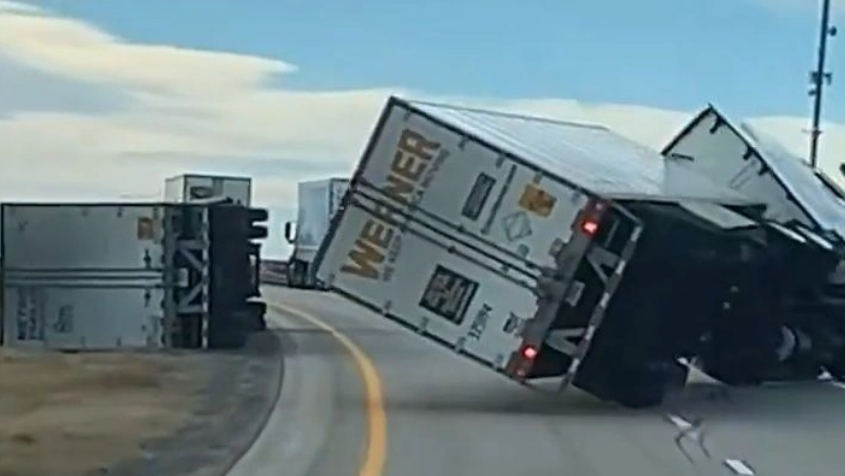 Erërat e forta përmbysin kamionët njëri pas tjetrit në autostradat në SHBA