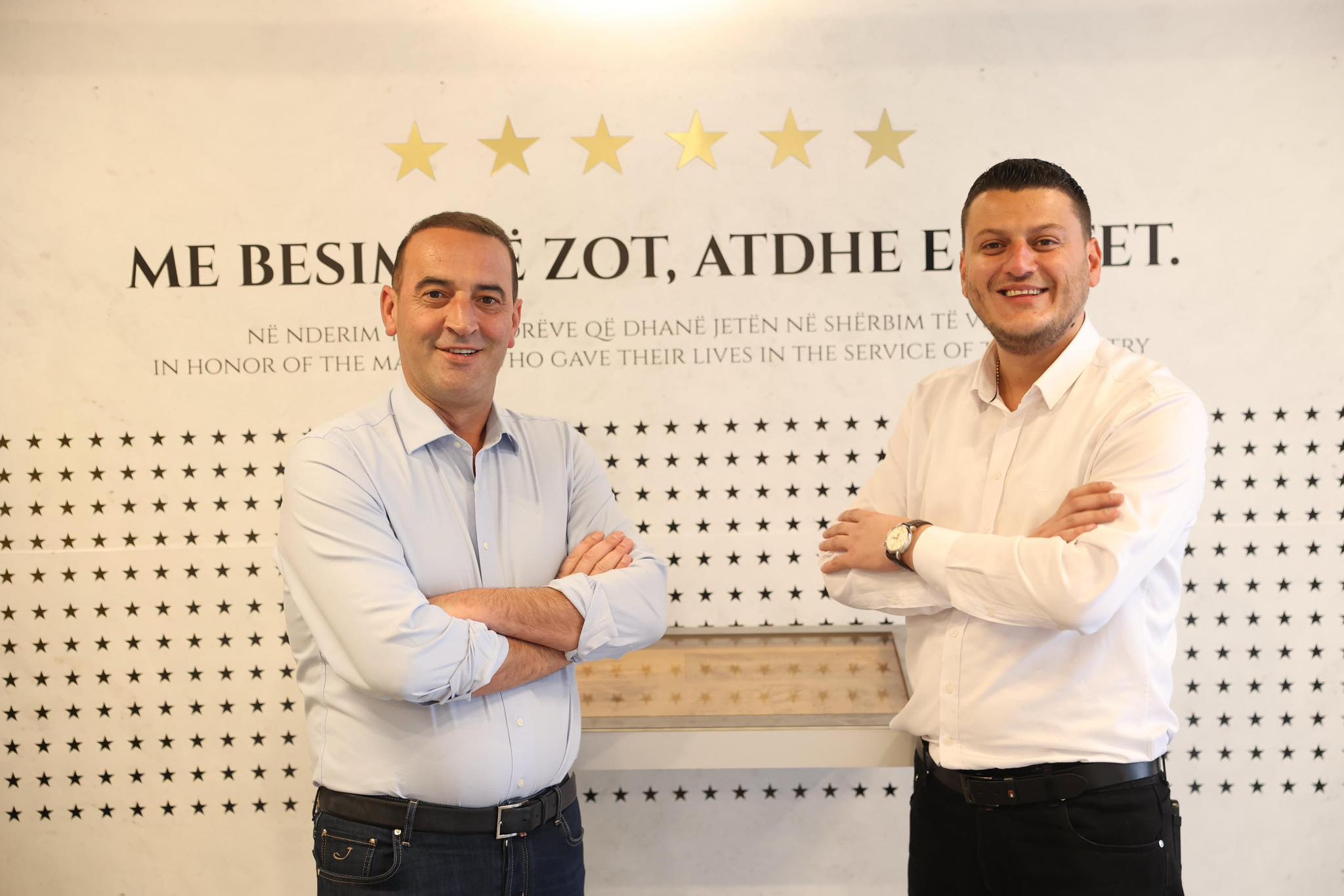 Këngëtari i njohur  Lok Komoni  kandidat i AAK së për deputet