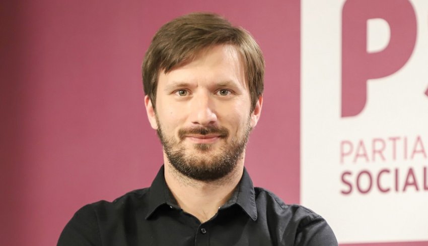 Ironizon Nol Nushi  e shkruan një  listë  të VV së  kandidatë veç Albin Kurti dhe Dejona Mihali