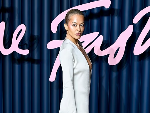 Me fustan të çarë  Rita duket e paparë