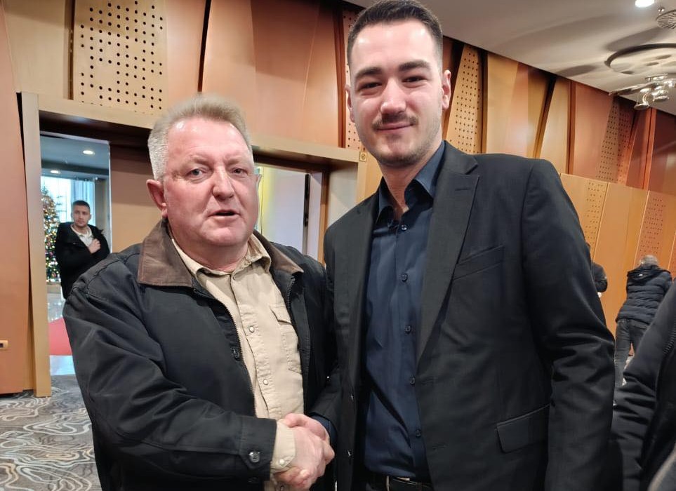 Gjenerali Hisen Berisha shtrëngon dorën me djalin e Kadri Veselit  Klestorin