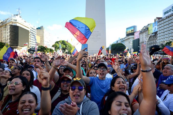  Mund të shohim sërish dritë në fund të tunelit   venezuelianët festojnë në rrugë pas kapjes së Maduros