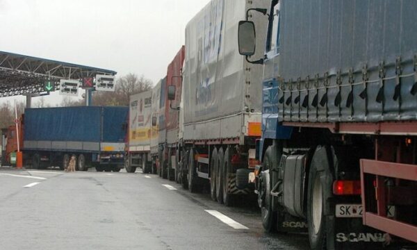 Nga sot ndërpritet qarkullimi i kamionëve në të gjitha pikat kufitare me Serbinë