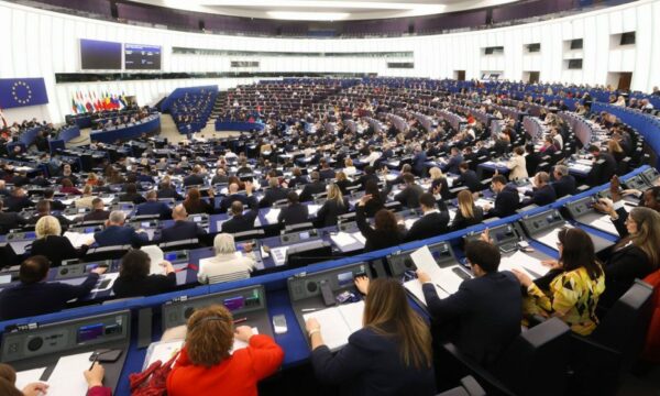 Vuçiq refuzoi t i takojë  eurodeputetët sot në Beograd takohen me opozitën dhe shoqërinë civile