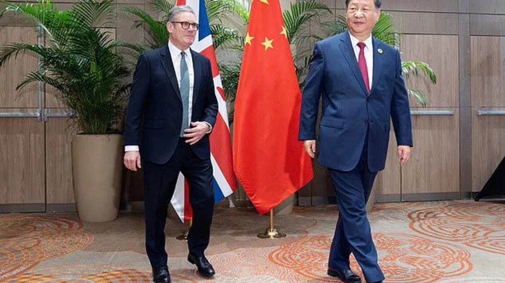 Kina kishte hakuar telefonat e zyrtarëve britanikë për vite me radhë