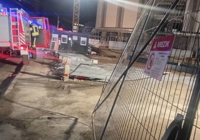 Erërat e forta gjatë mbrëmjes në Prishtinë shkaktuan dëme të lehta materiale