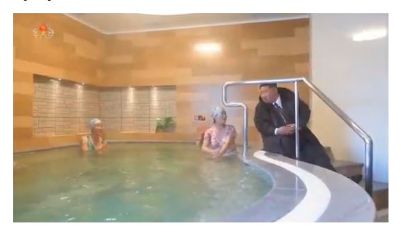 Kim Jong viziton njerëzit brenda saunës e pishinës